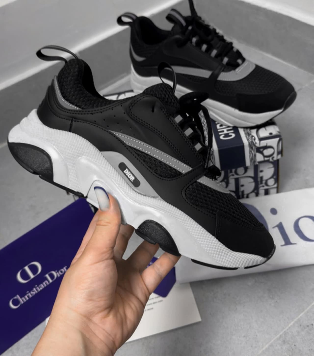 Dior b22 – Siyah beyaz